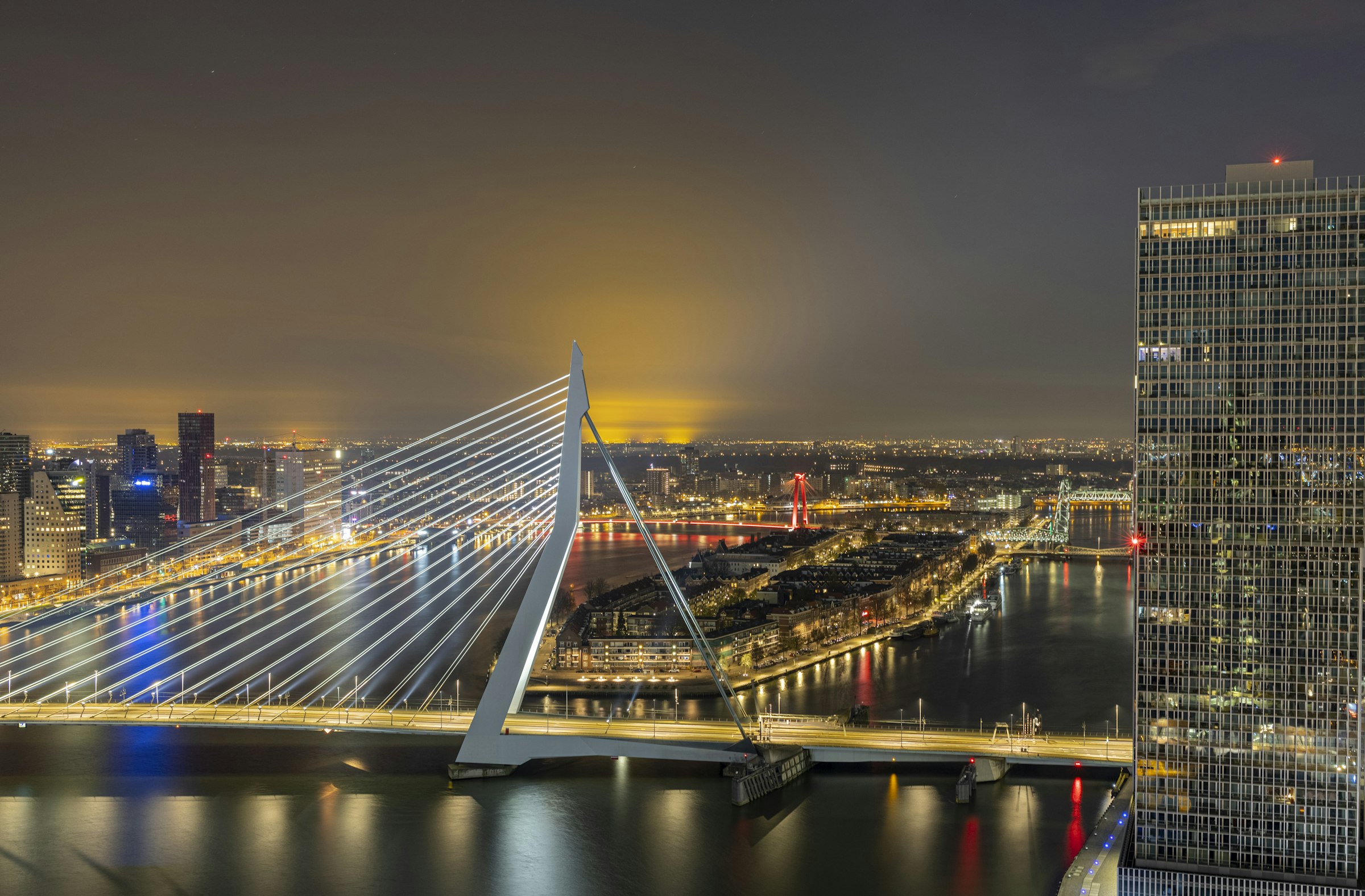 Erasmusbrug en de skyline van Rotterdam bij nacht